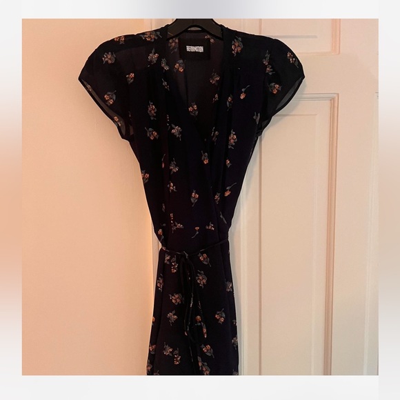 Reformation Size 4 Navy Blue Print Wrap Dress - Picture 3 of 4